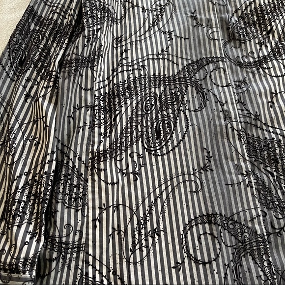 Robert graham black stripe paisley long sleeve button down shirt size medium. - Picture 2 of 5